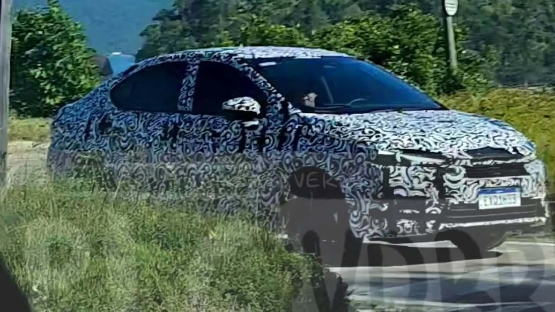 Flagra Honda City camuflado na linha 2027