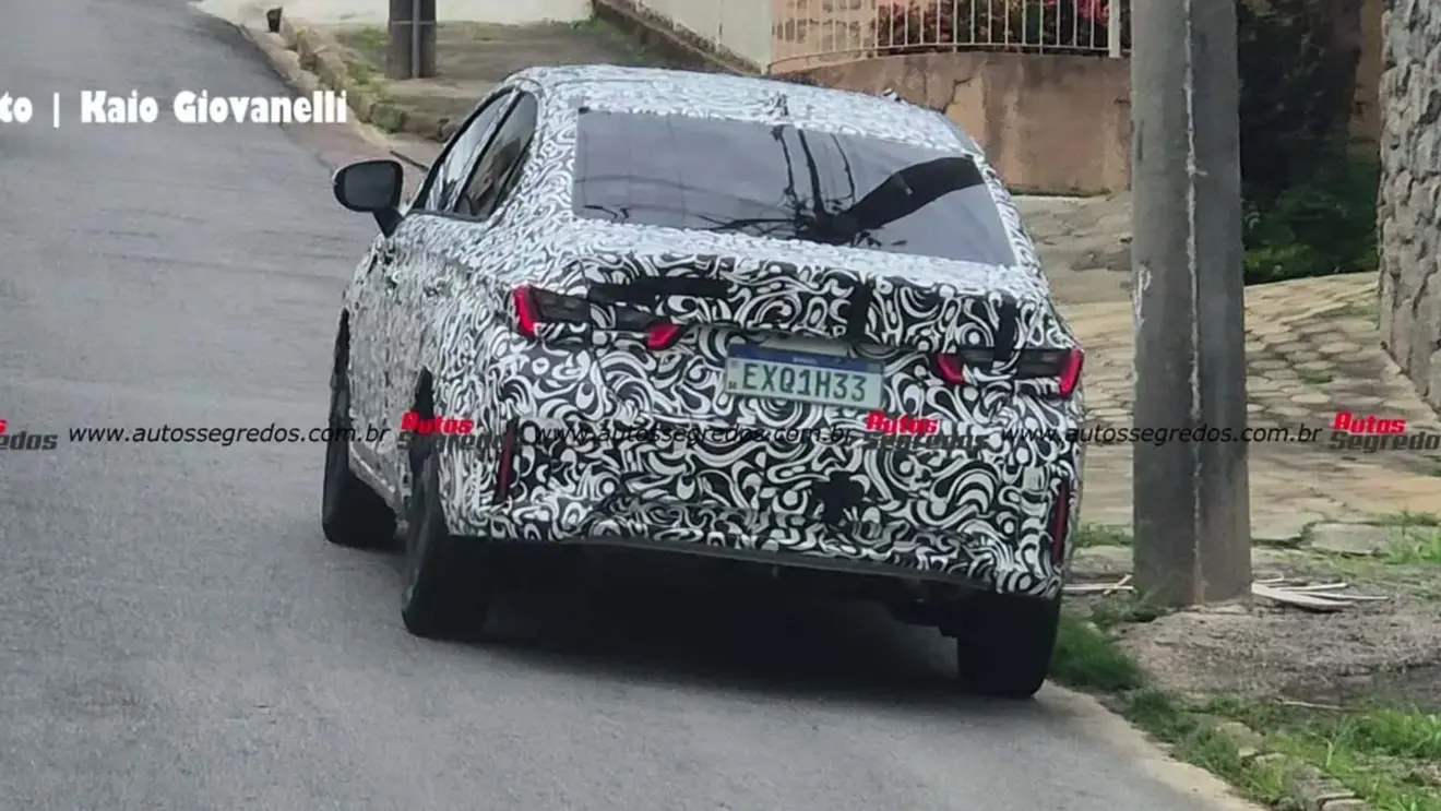 Flagra Honda City camuflado na linha 2027