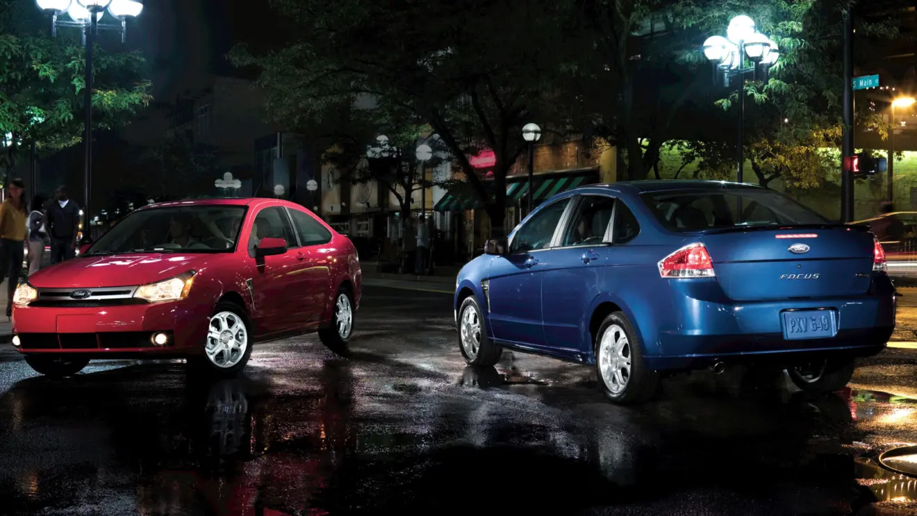 Ford Focus mk2 US-Spec vermelho de frente e azul de traseira