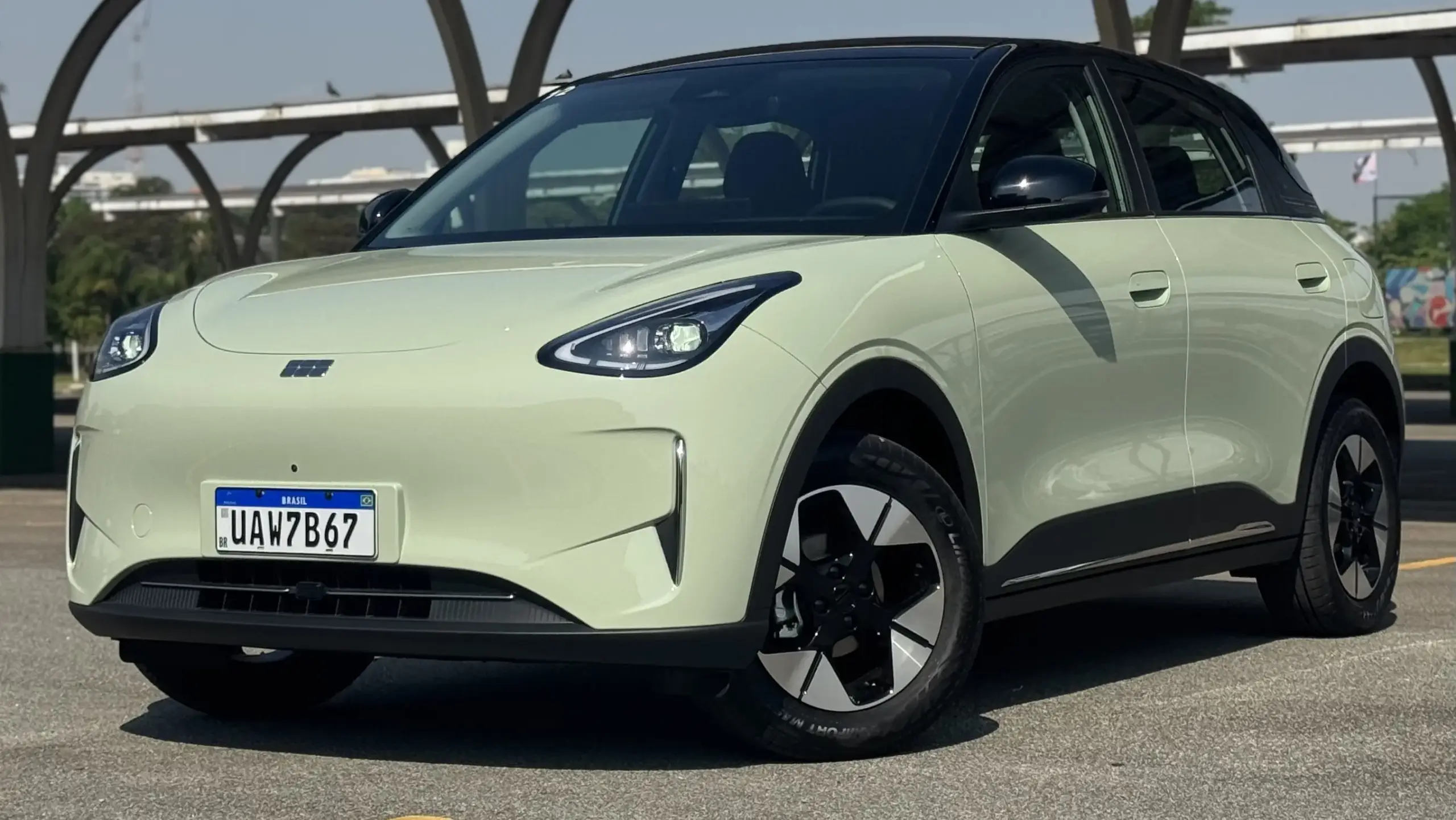Geely EX2 Max verde visto lateralmente