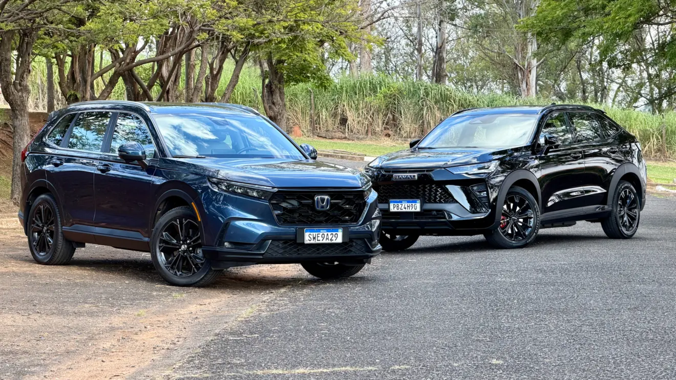 GWM Haval H6 GT preto de frente com um Honda CR-V Advanced Hybrid azul no no primeiro plano