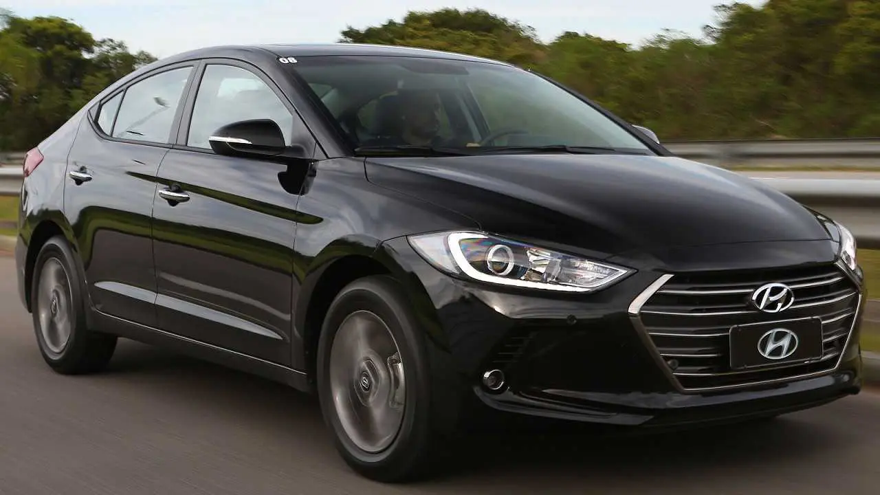 Hyundai Elantra 2017 preto em movimento