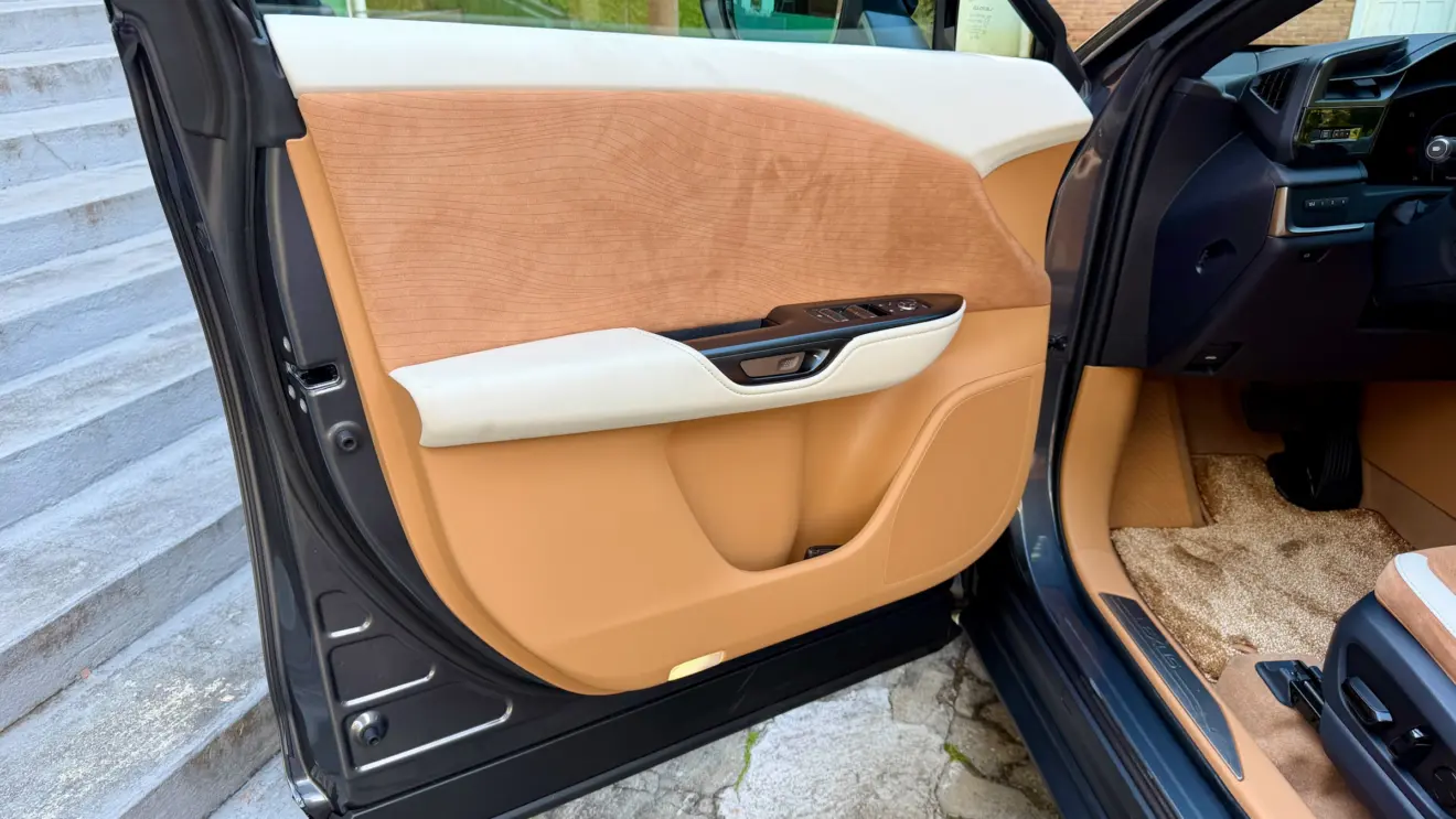 porta lexus rz