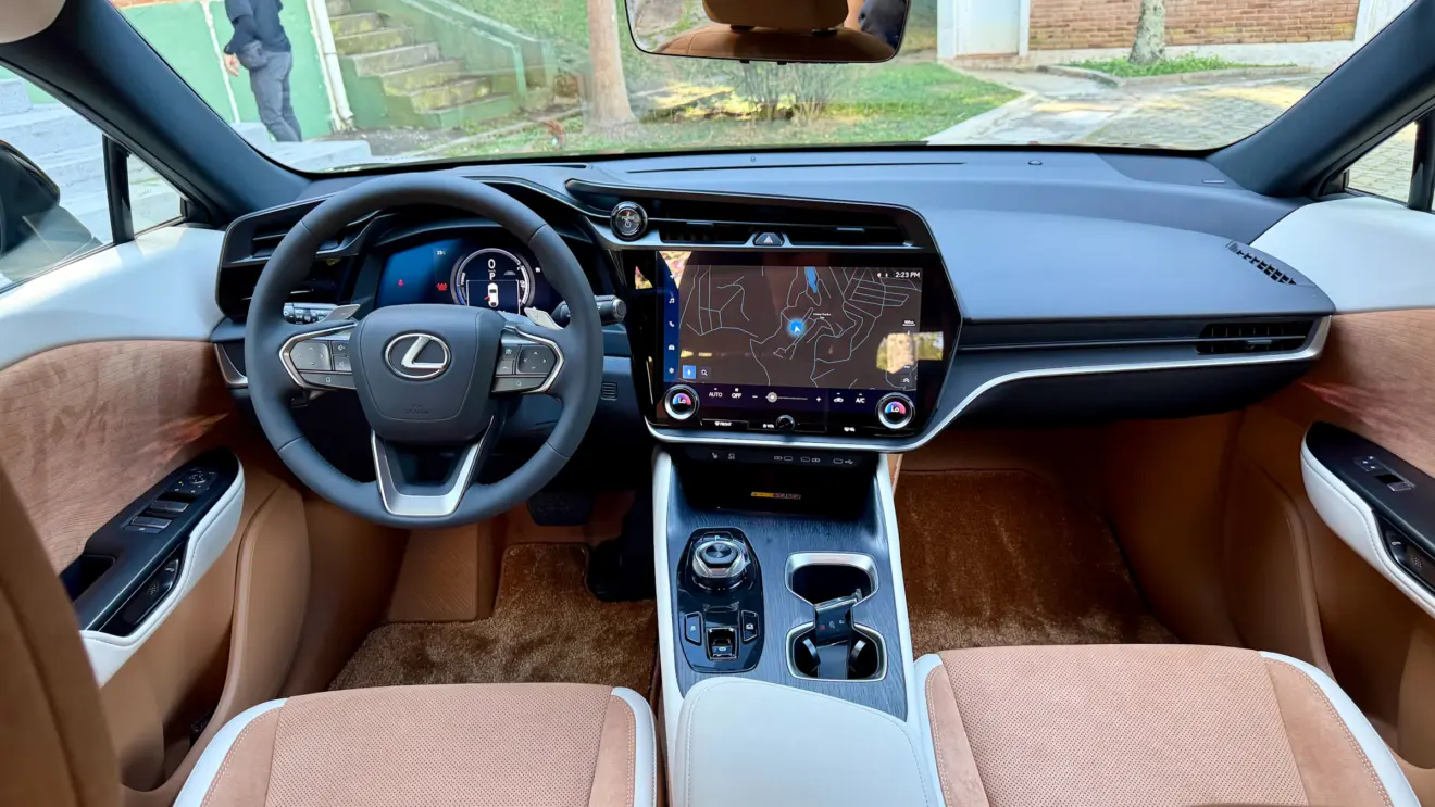 interior caramelo Lexus RZ [Auto+ / João Brigato]