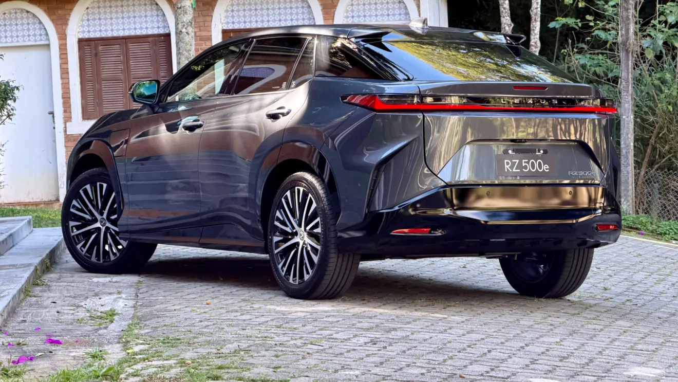 Lexus RZ cinza de traseira