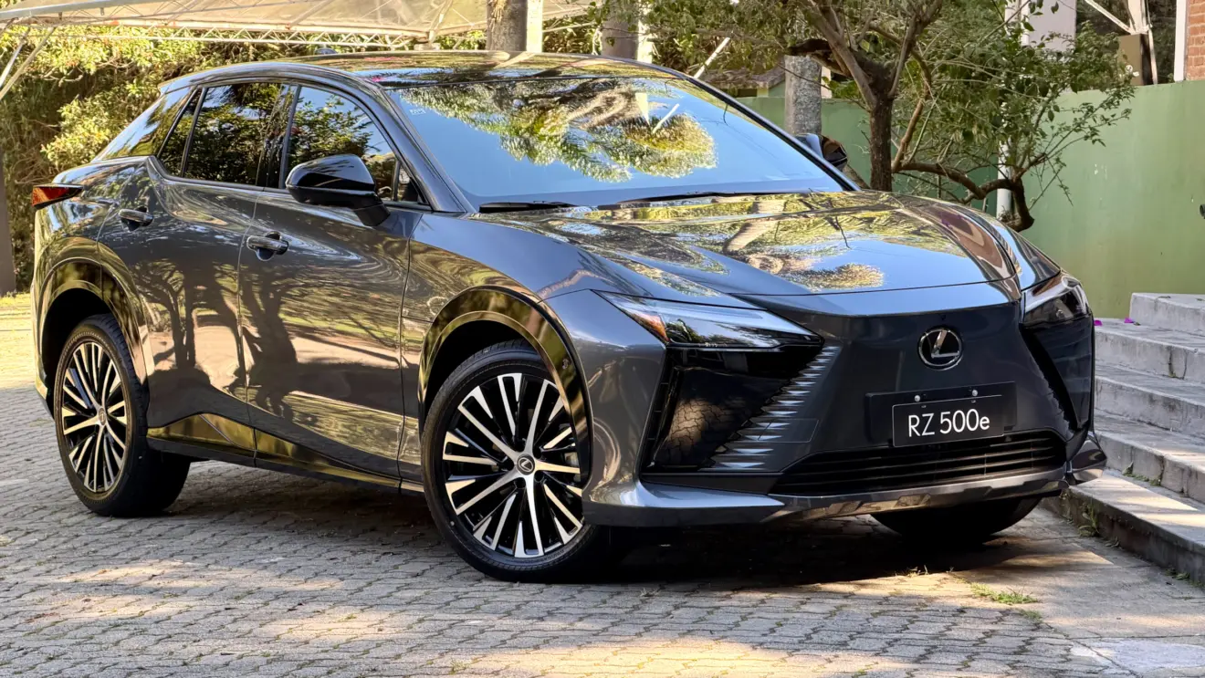 Lexus RZ cinza de frente [Auto+ / João Brigato]