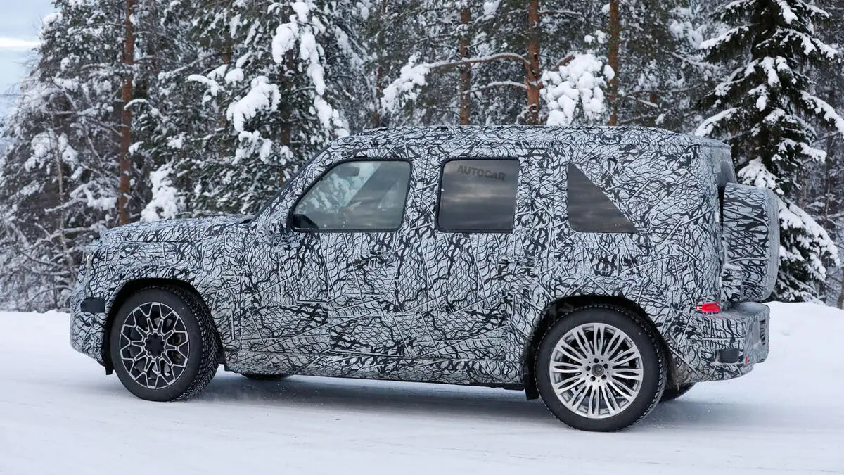 Protótipo do novo Mercedes-Benz mini Classe G visto de lado