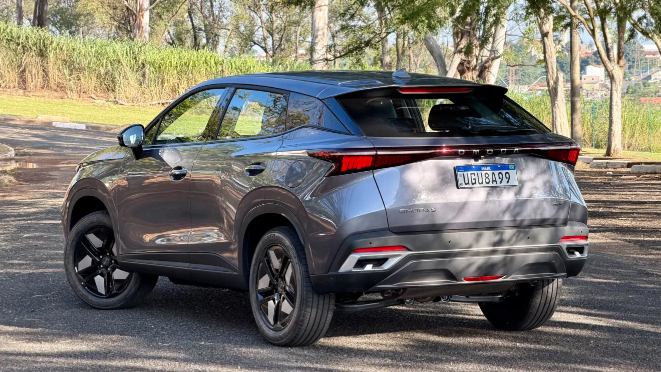 Omoda 5 Prestige cinza de traseira