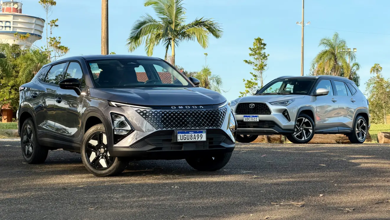 Omoda 5 Prestige cinza à frente de um  Toyota Yaris Cross XRX Hybrid prata