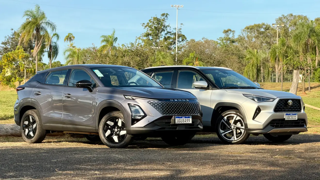 Omoda 5 Prestige cinza de frente ao lado de um Toyota Yaris Cross XRX Hybrid prata