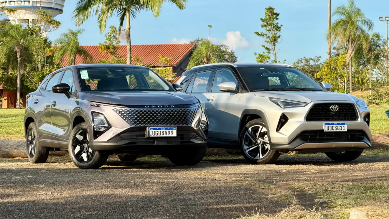 Omoda 5 Prestige cinza de frente ao lado de um Toyota Yaris Cross XRX Hybrid prata