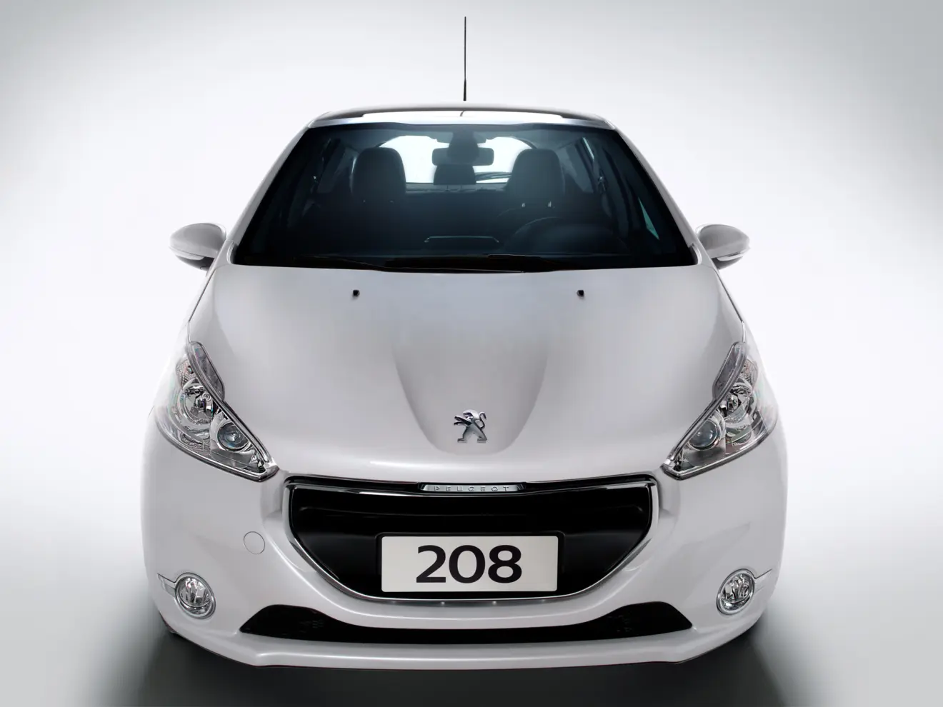 Peugeot 208 2013 branco visto de frente