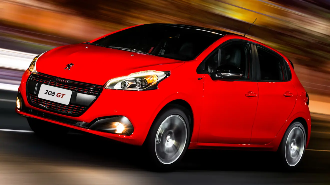 Peugeot 208 GT vermelho visto de lado
