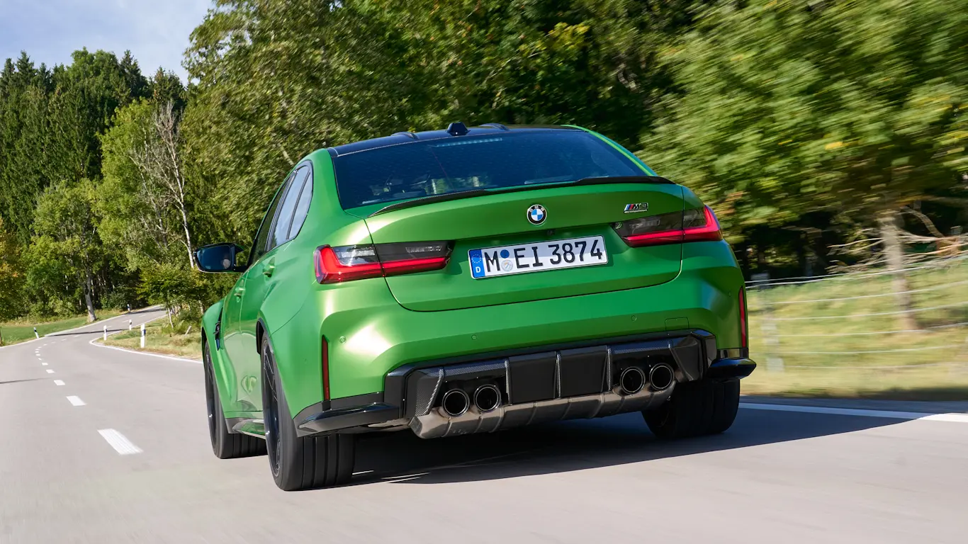 Novo BMW M3 Competition Track verde em foto 3x4 traseira na estrada