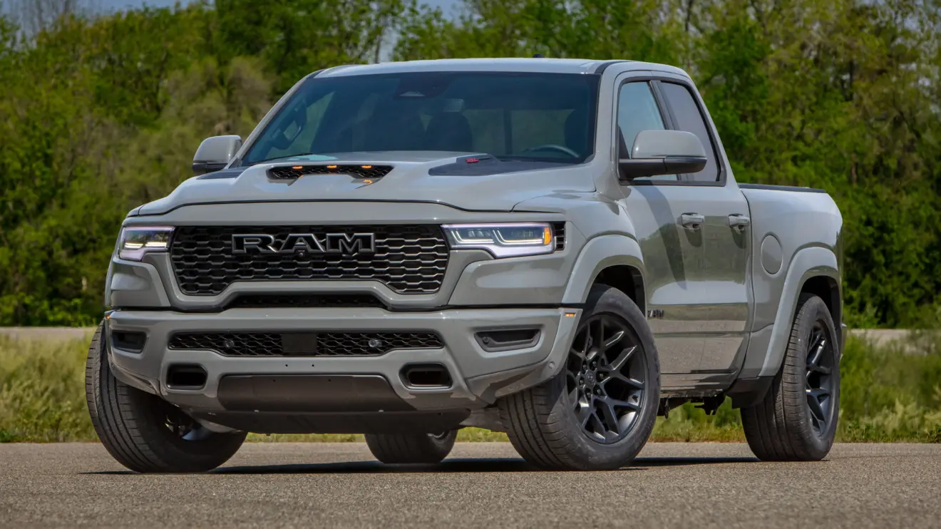 Ram 1500 Rumble Bee cinza de frente