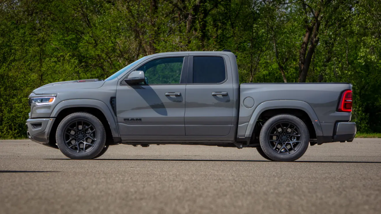 ram 1500 rumble bee cinza de lado
