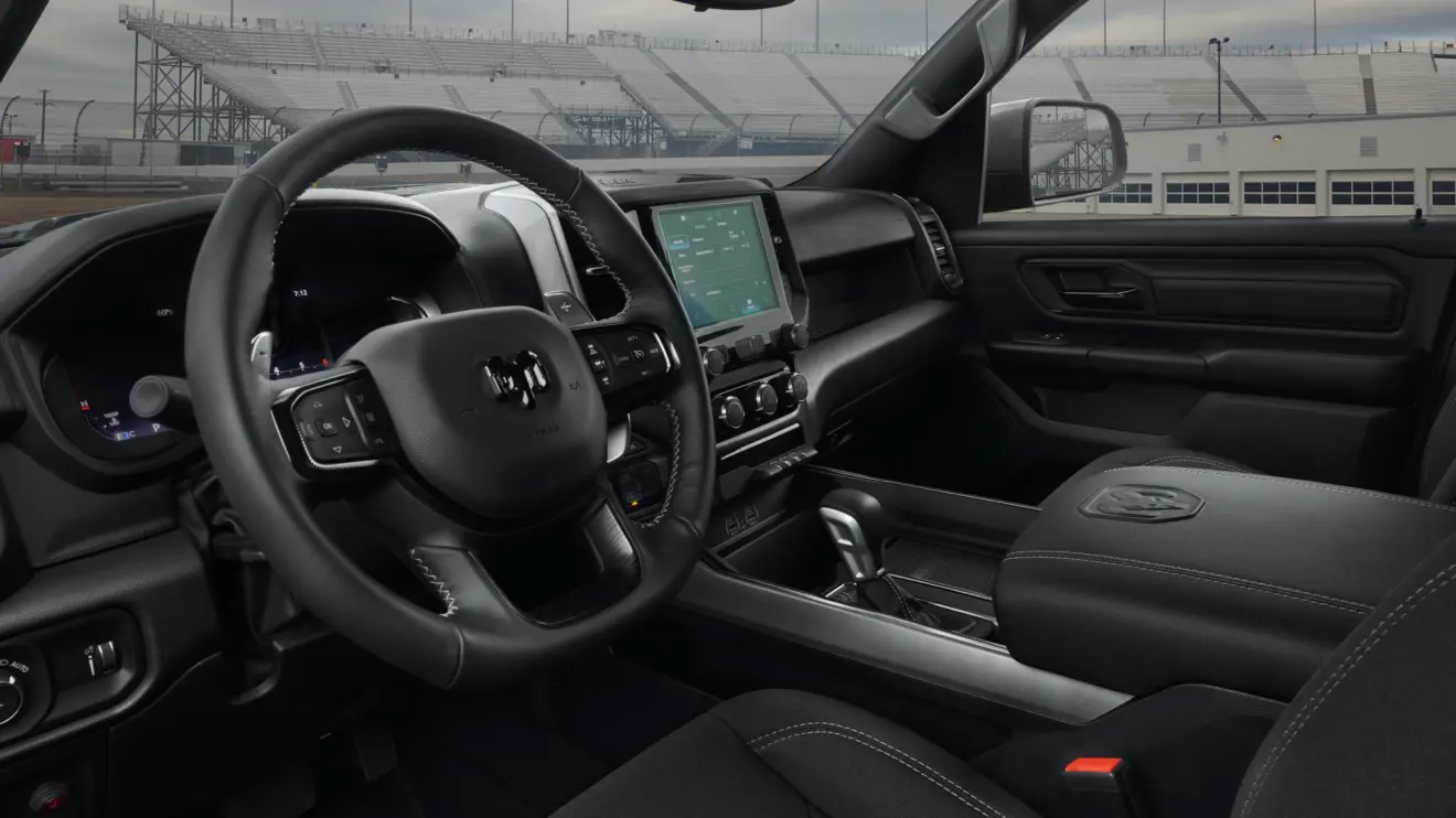 interior ram 1500 rumble bee cinza 