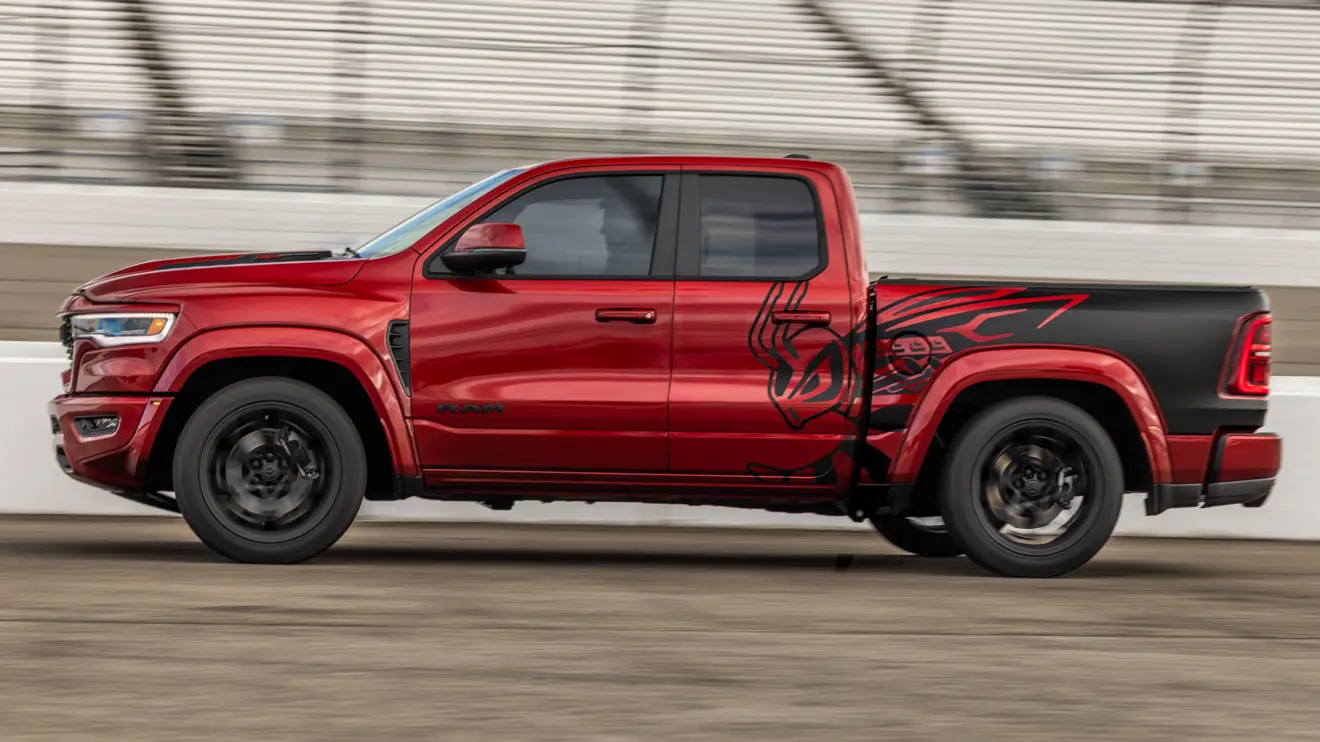 2027 Ram 1500 Rumble Bee 392 vermelha de lado