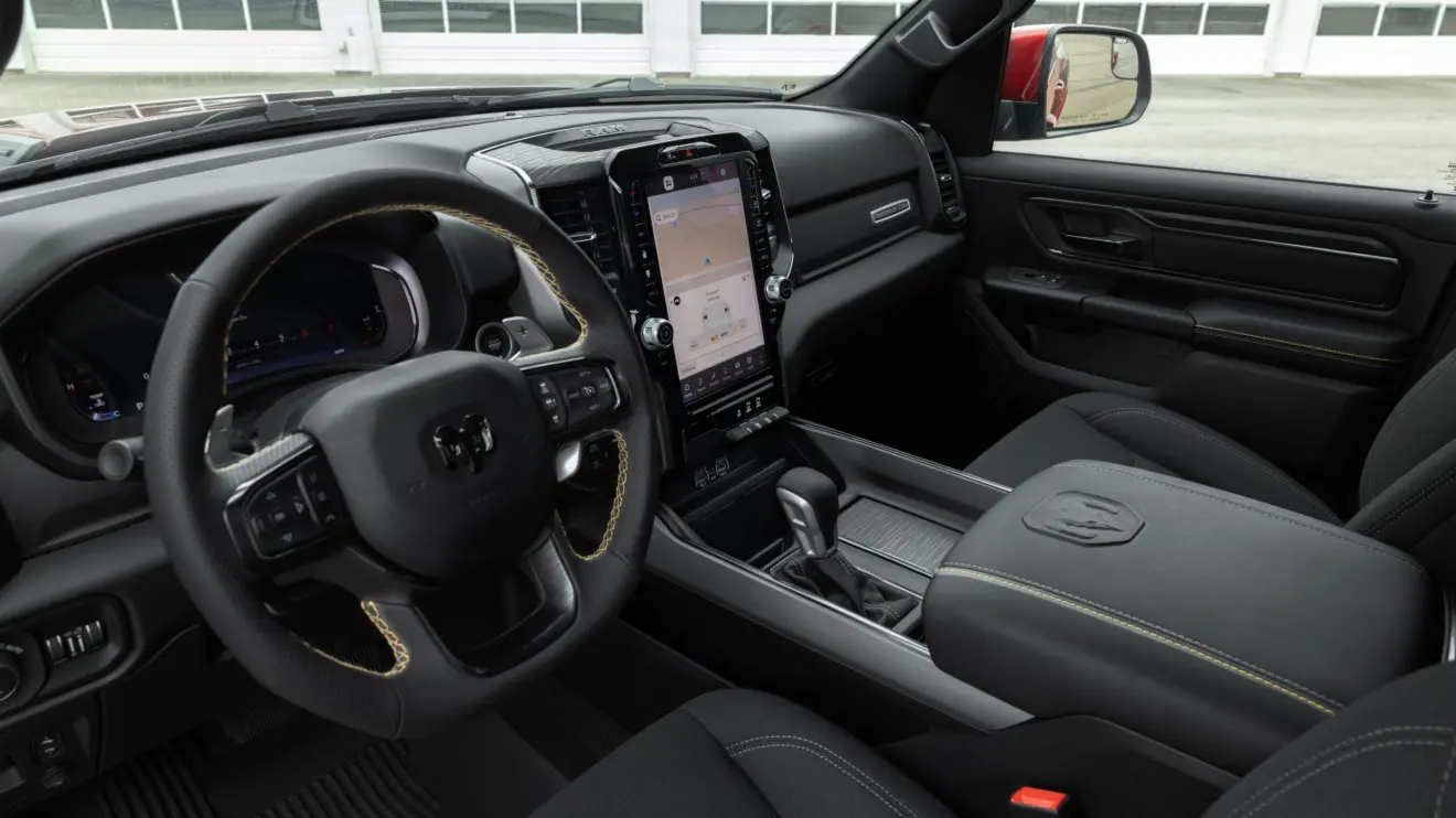 interior 2027 Ram 1500 Rumble Bee 392 vermelha de lado
