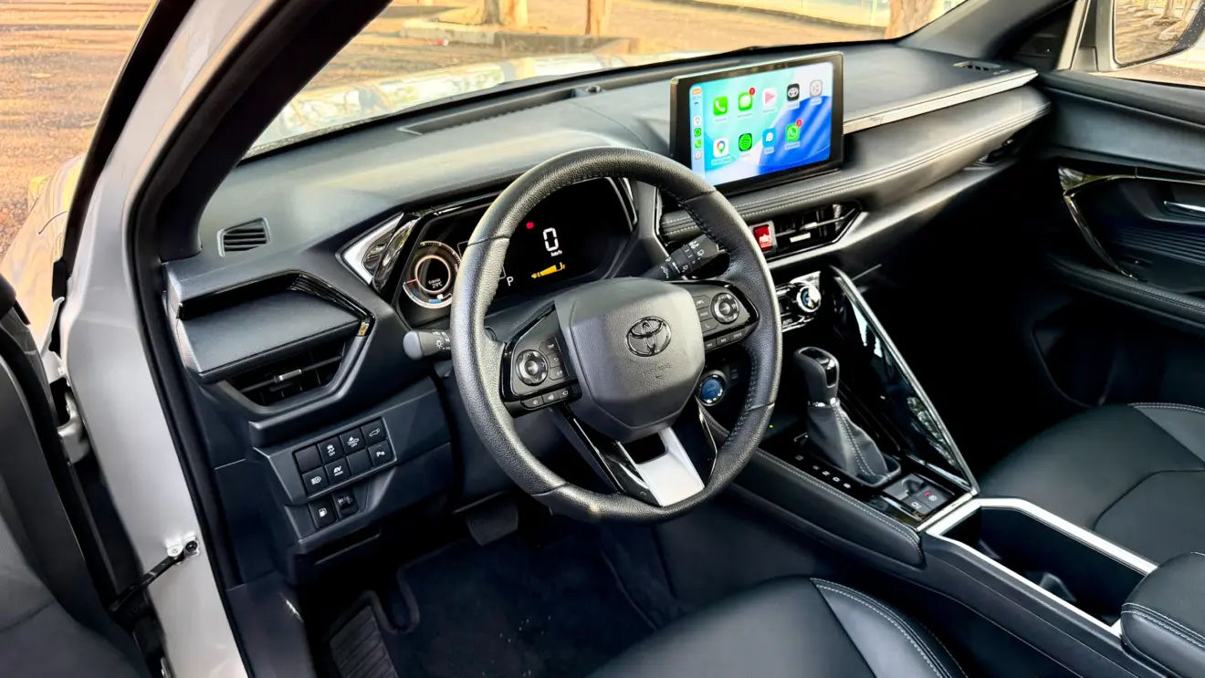 cabine interior Toyota Yaris Cross XRX Hybrid [Auto+ / João Brigato]