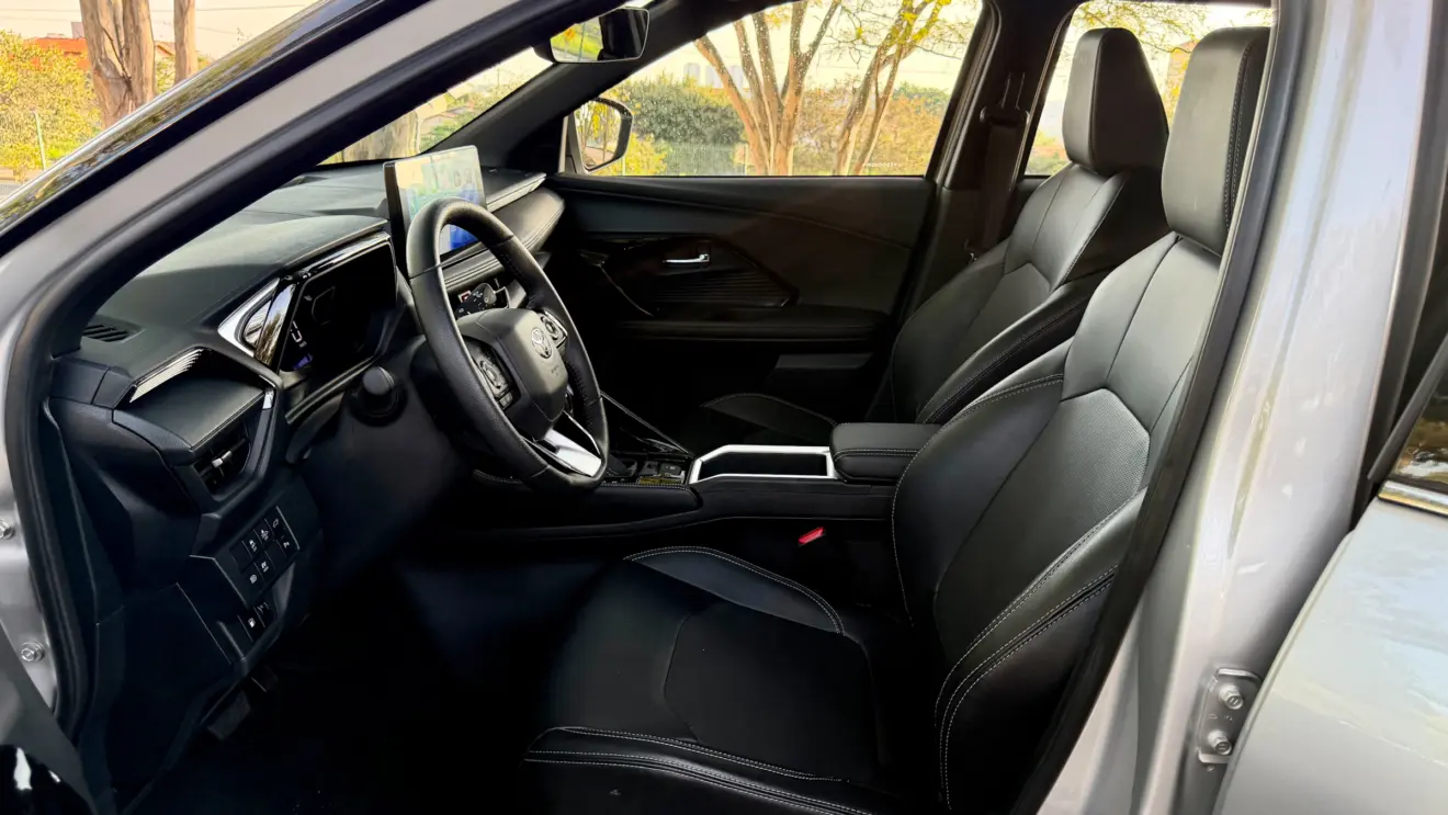 banco dianteiro cabine interior Toyota Yaris Cross XRX Hybrid [Auto+ / João Brigato]