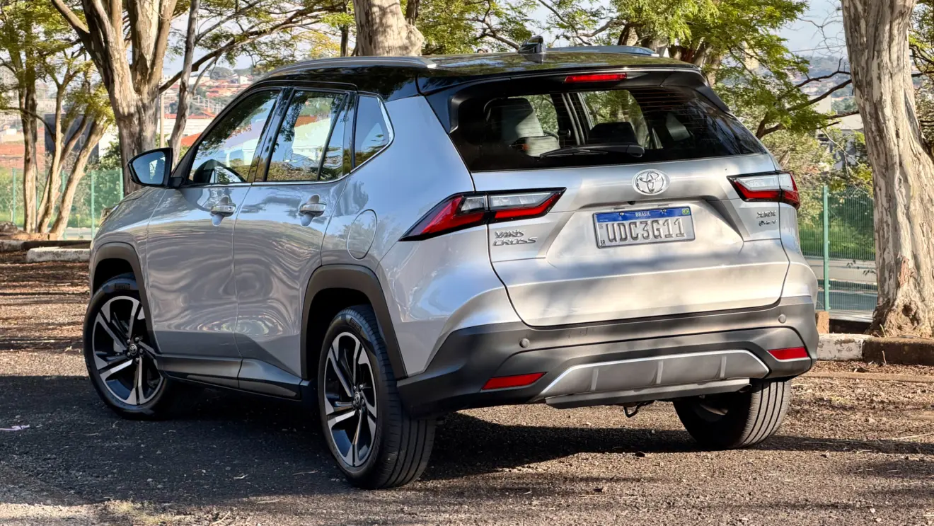 Toyota Yaris Cross XRX Hybrid prata de traseira