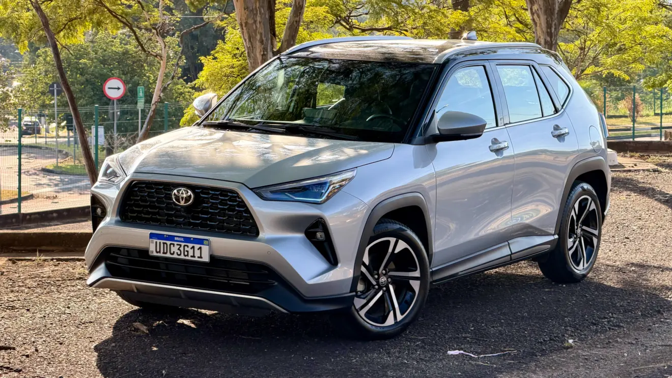 Toyota Yaris Cross XRX Hybrid [Auto+ / João Brigato] prata de frente