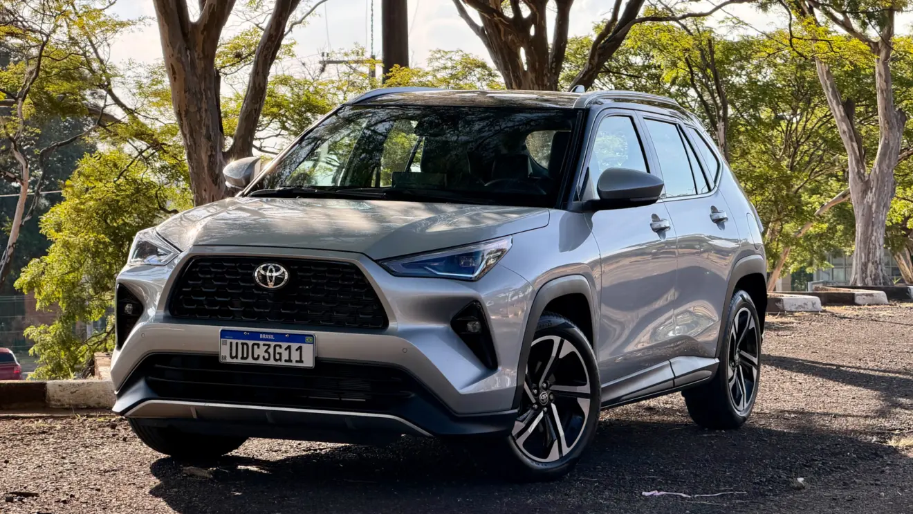 Toyota Yaris Cross XRX Hybrid [Auto+ / João Brigato] [prata de frente