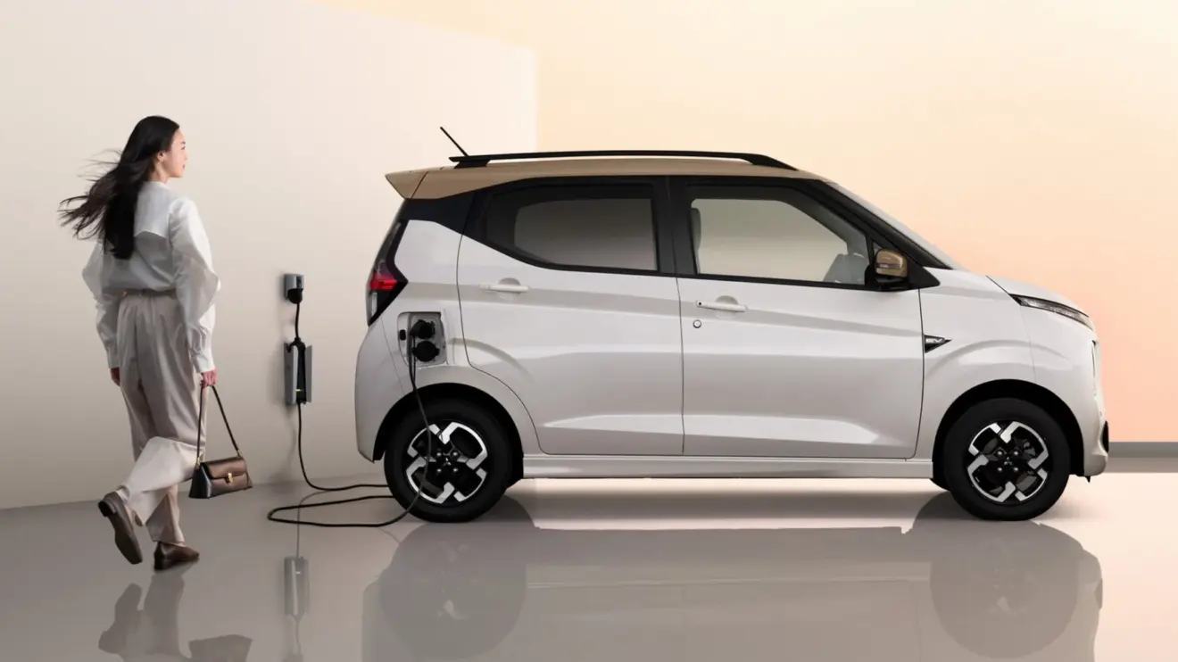 Mitsubishi eK Cross EV branco de lado