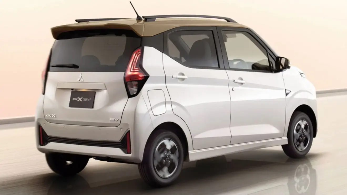 Mitsubishi eK Cross EV branco com teto dourado de traseira