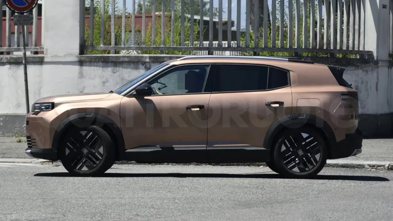 Fiat Grizzly na Europa que será o Pulse no Brasil como um SUV de sete ugares em movimento na cor marrom em teste
