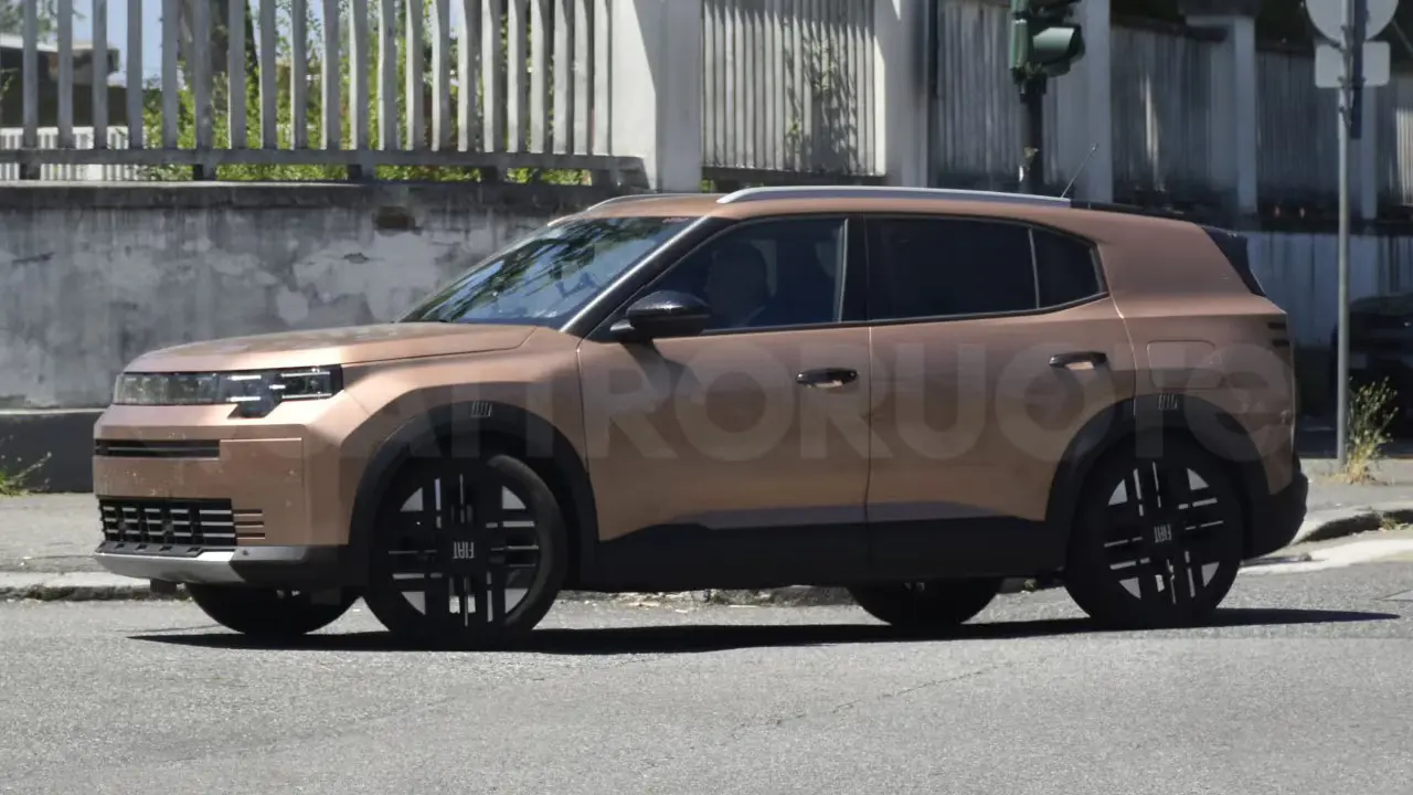 Fiat Grizzly na Europa que será o Pulse no Brasil como um SUV de sete ugares em movimento na cor marrom em teste
