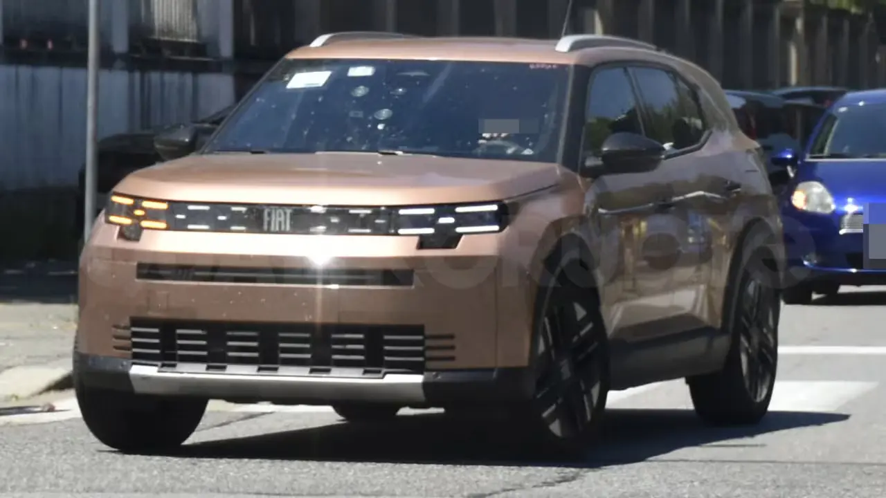 Fiat Grizzly na Europa que será o Pulse no Brasil como um SUV de sete ugares em movimento na cor marrom em teste