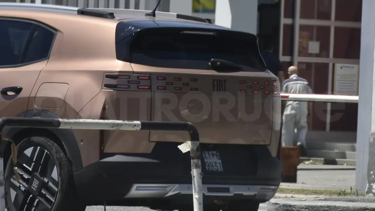 Fiat Grizzly na Europa que será o Pulse no Brasil como um SUV de sete ugares em movimento na cor marrom em teste