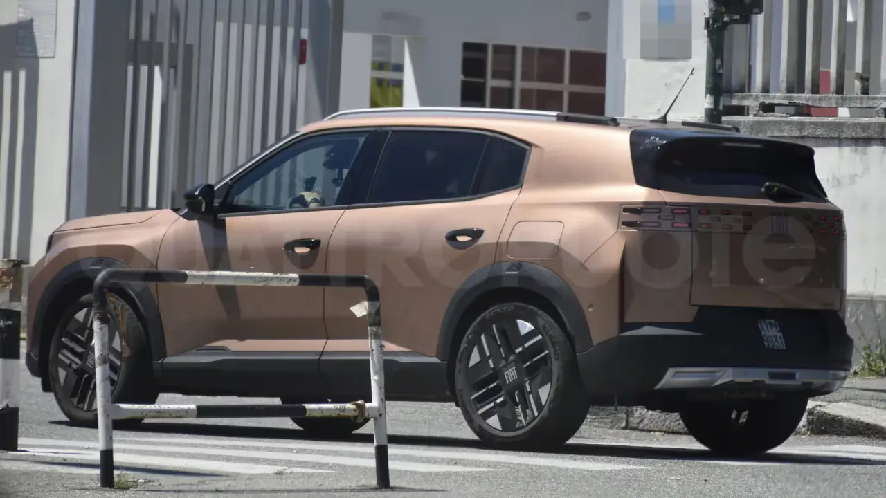 Fiat Grizzly na Europa que será o Pulse no Brasil como um SUV de sete ugares em movimento na cor marrom em teste