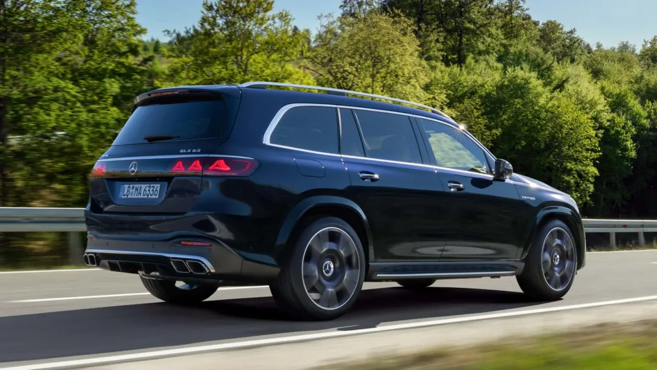 Mercedes-AMG GLS 63 S azul em movimento