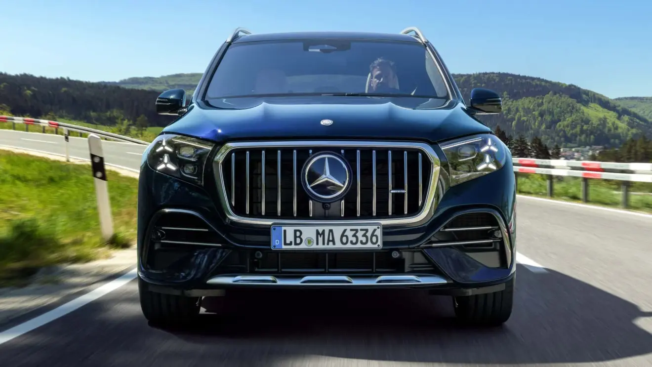 Mercedes-AMG GLS 63 S azul em movimento
