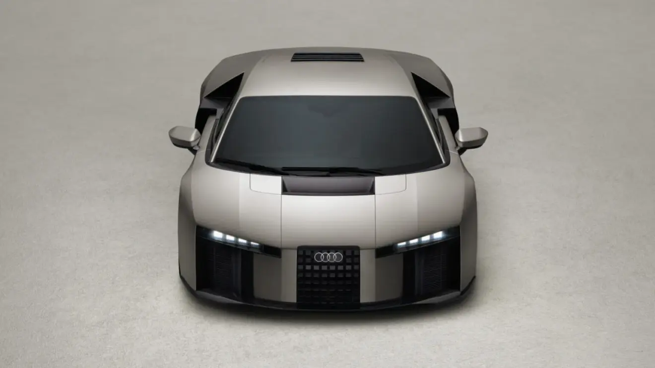 Audi Nuvolari de frente em fundo neutro
