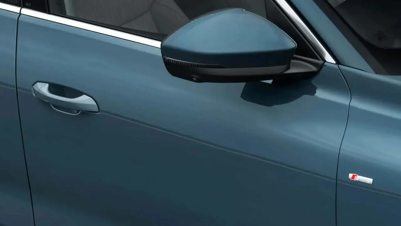 Audi Q7 teaser na cor azul
