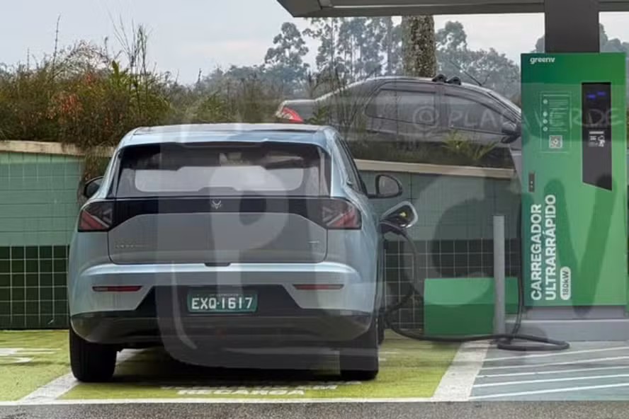 BAIC Arcfox T1 flagrado pelo perfil @placaverde em estação de recarga