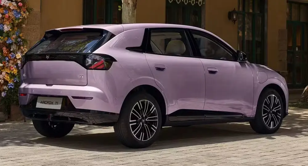 BAIC Arcfox T1 rosa parado de traseira