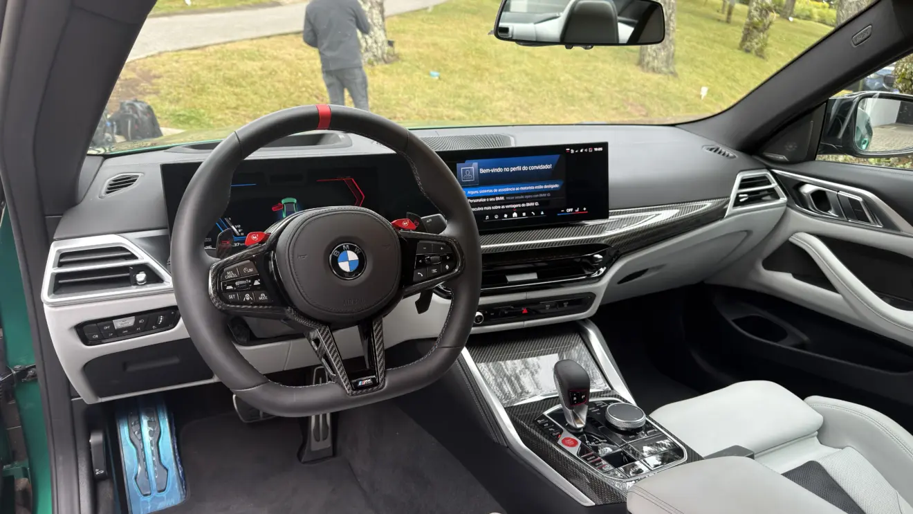 BMW M4 Competition interior cabine para avaliação impressões review