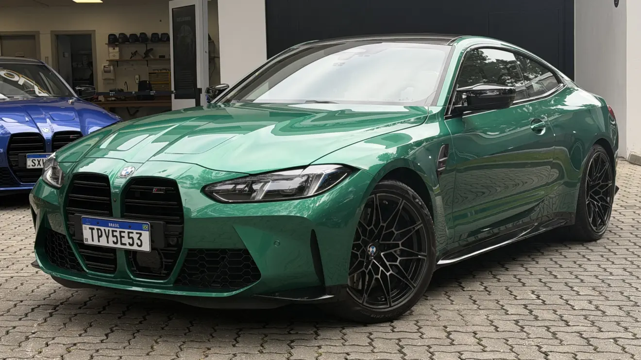 BMW M4 Competition 2026 na cor Isle of Man Green estático para avaliação impressões e review