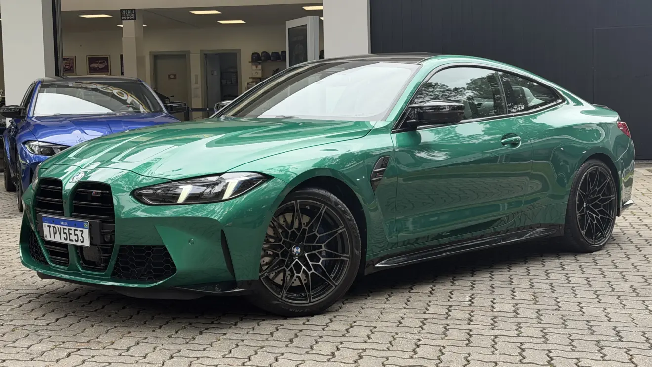 BMW M4 Competition 2026 na cor Isle of Man Green estático para avaliação impressões e review
