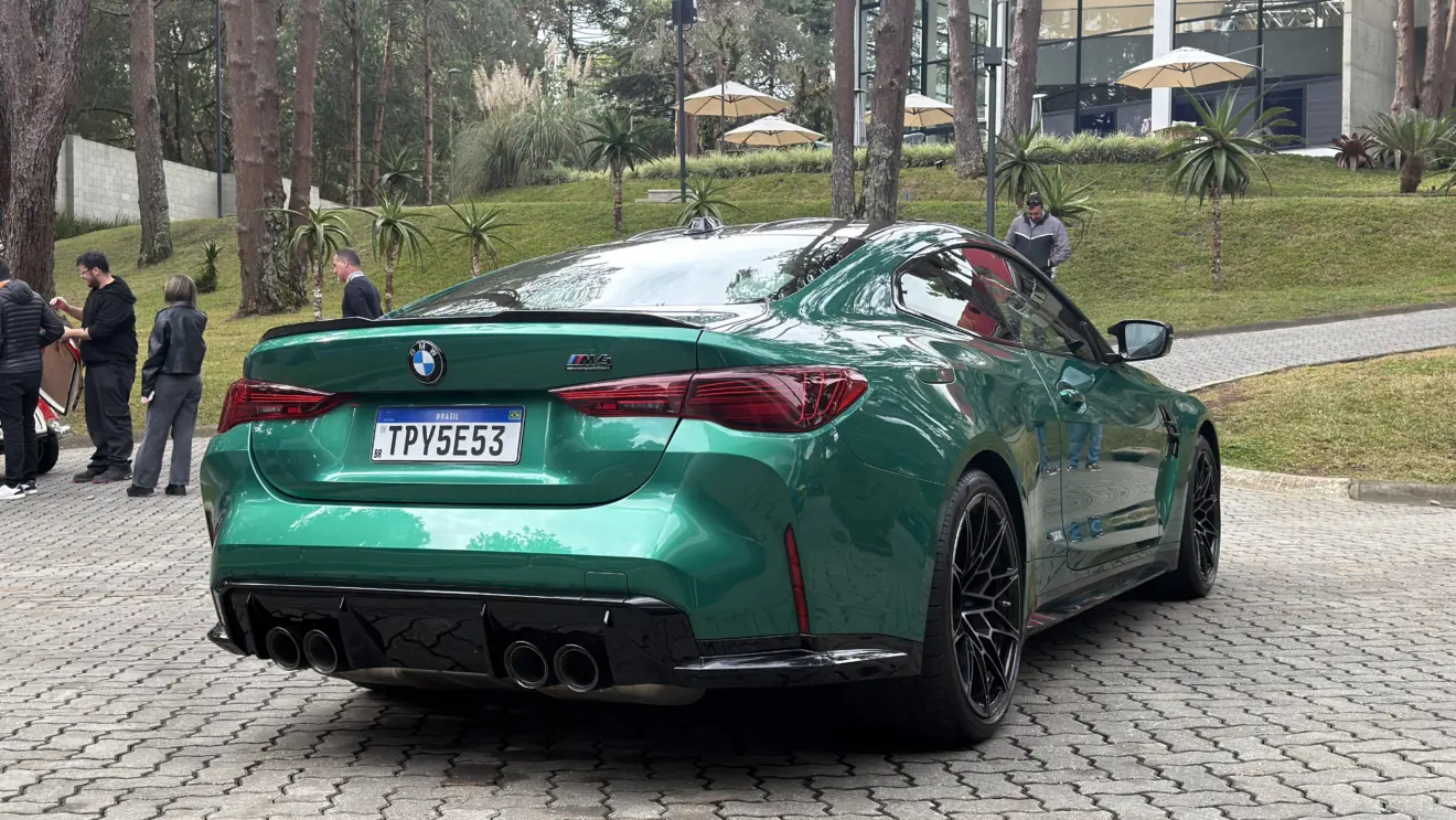 BMW M4 Competition 2026 na cor Isle of Man Green estático para avaliação impressões e review
