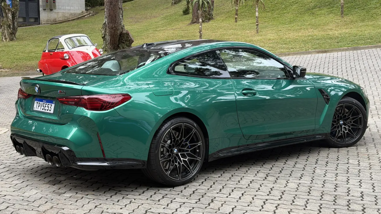 BMW M4 Competition 2026 na cor Isle of Man Green estático para avaliação impressões e review