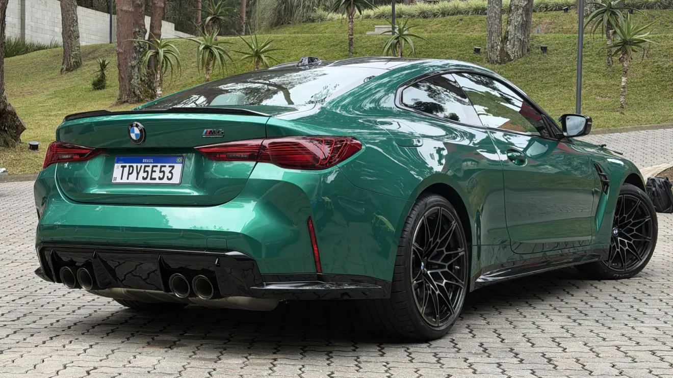 BMW M4 Competition 2026 na cor Isle of Man Green estático para avaliação impressões e review