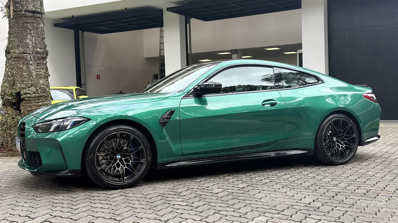 BMW M4 Competition 2026 na cor Isle of Man Green estático para avaliação impressões e review