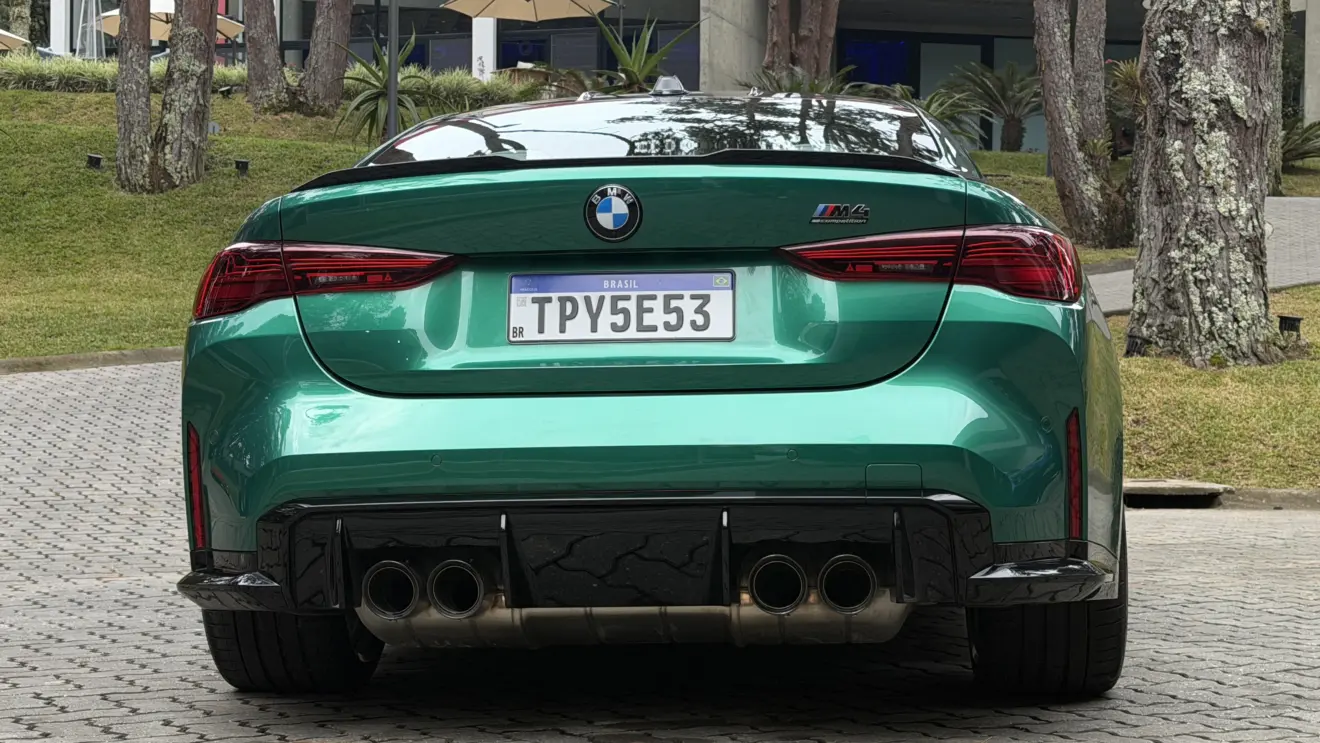 BMW M4 Competition 2026 na cor Isle of Man Green estático para avaliação impressões e review