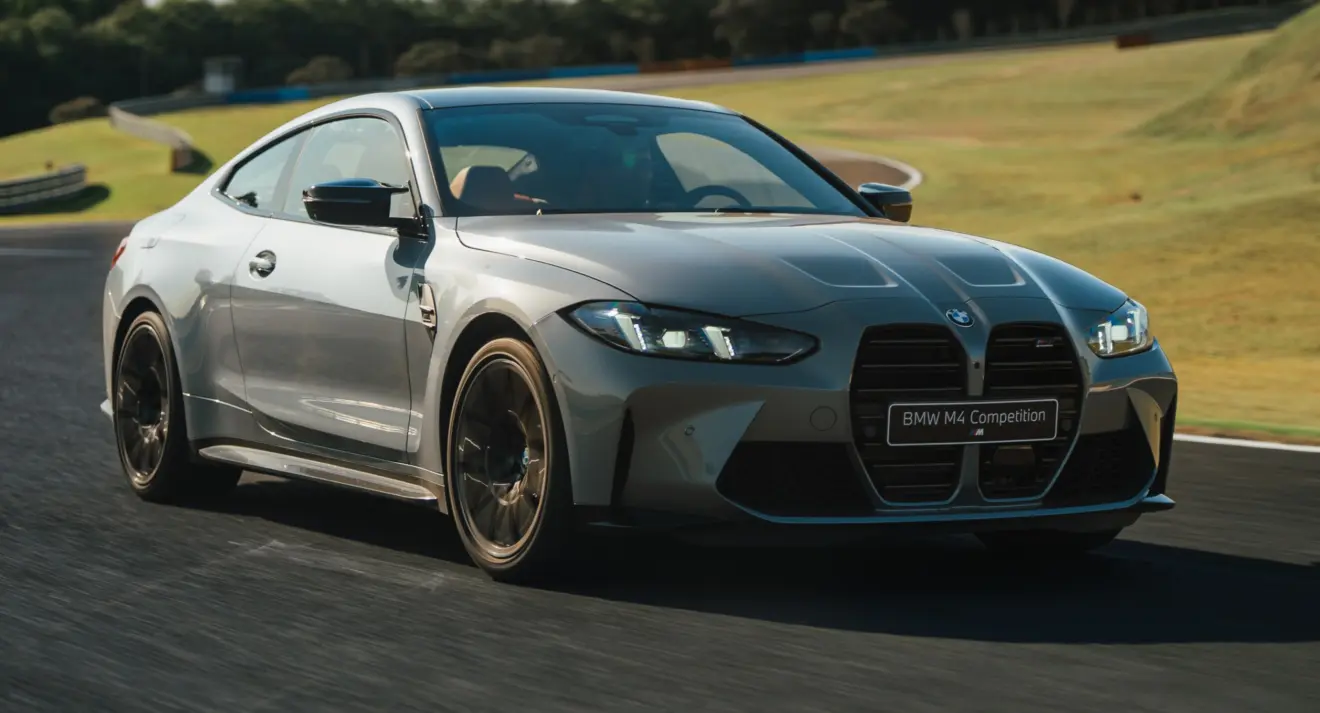 Consumo: BMW M4 Competition cinza de frente andando na pista 